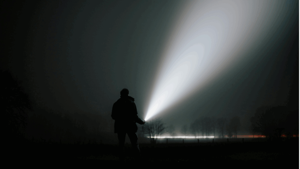 Biznes bez strony - Klient bez latarki szukający firmy w gąszczu internetu