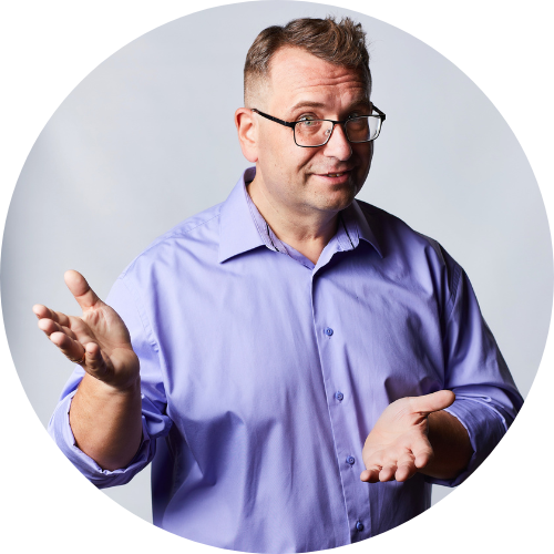 Cześć! Tu Maciej Ziegler – z wykształcenia inżynier informatyk, z zawodu specjalista od marketingu internetowego, a z charakteru... facet po 50., który wie, że dobrze ustawiony formularz kontaktowy znaczy więcej niż 100 cold calli.