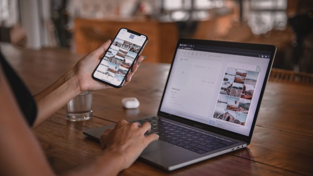Obrazek przedstawia kobietę, która przeszukuje sieć w telefonie i na laptopie