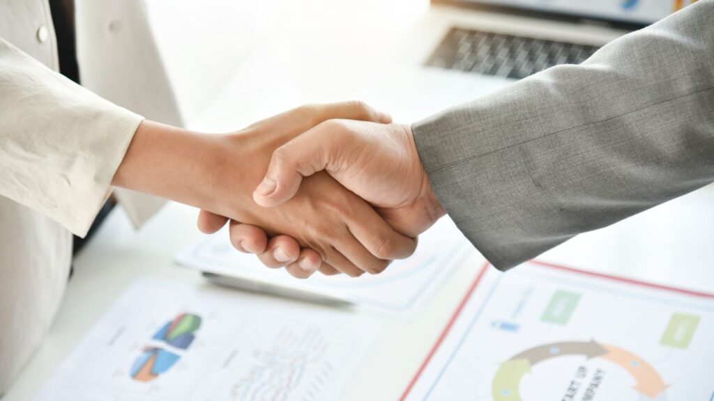 Obrazek przedstawia uścisk dłoni