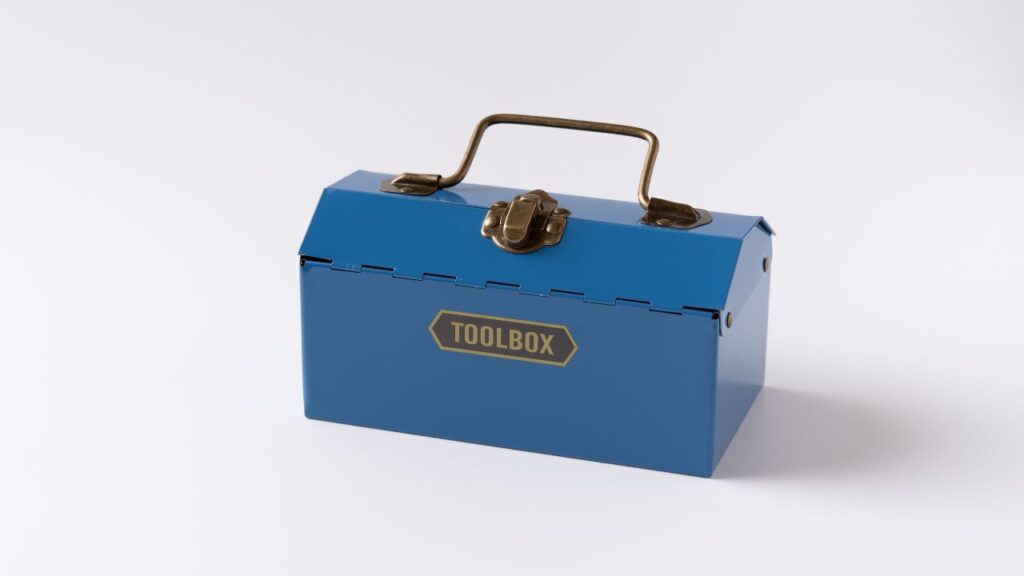 Obrazek przedstawia skrzynkę z narzędziami 