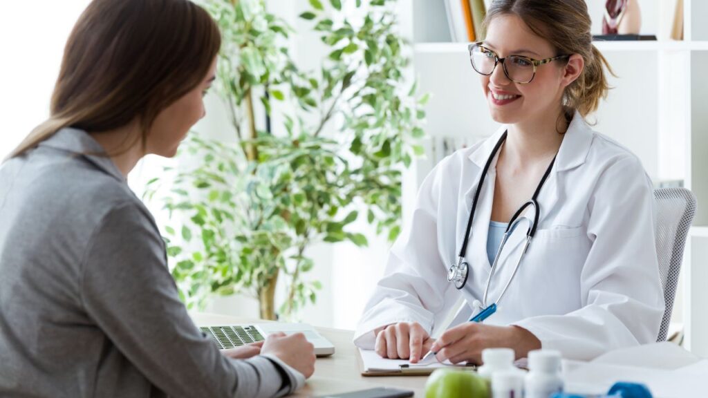 Obrazek przedstawia panią dietetyk z pacjentką