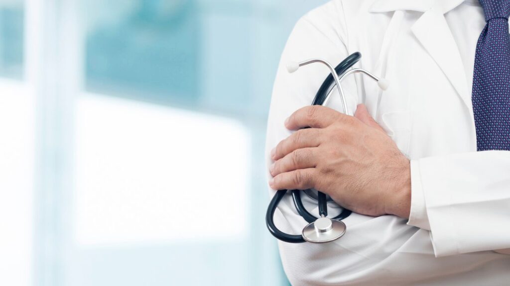 Obrazek przedstawia lekarza, który trzyma stetoskop