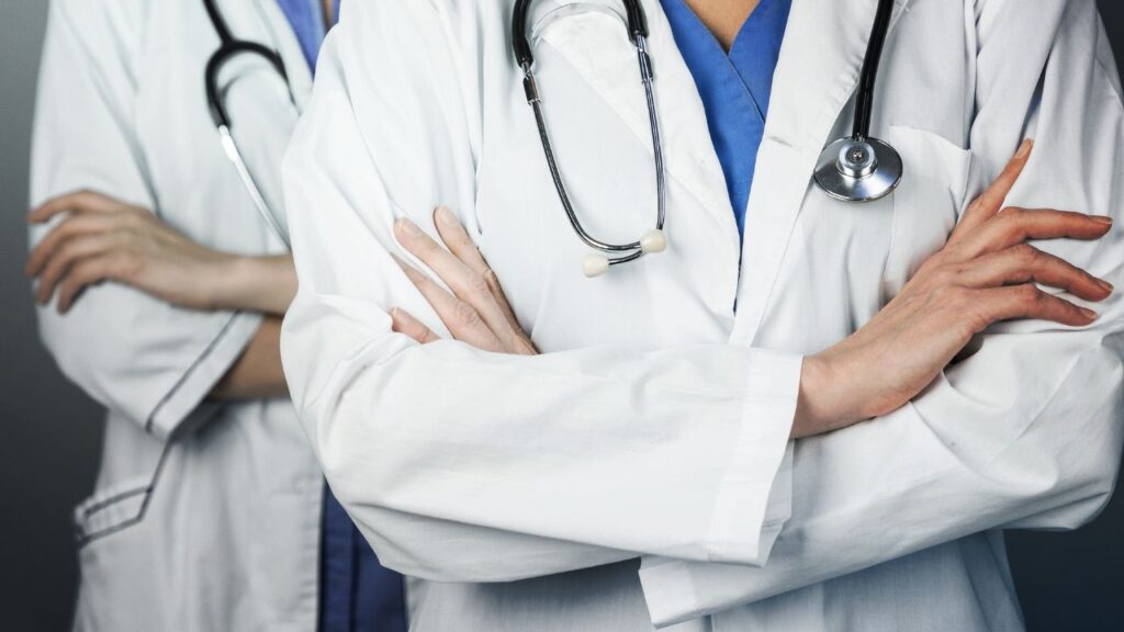 Obrazek przedstawia sylwetki lekarzy