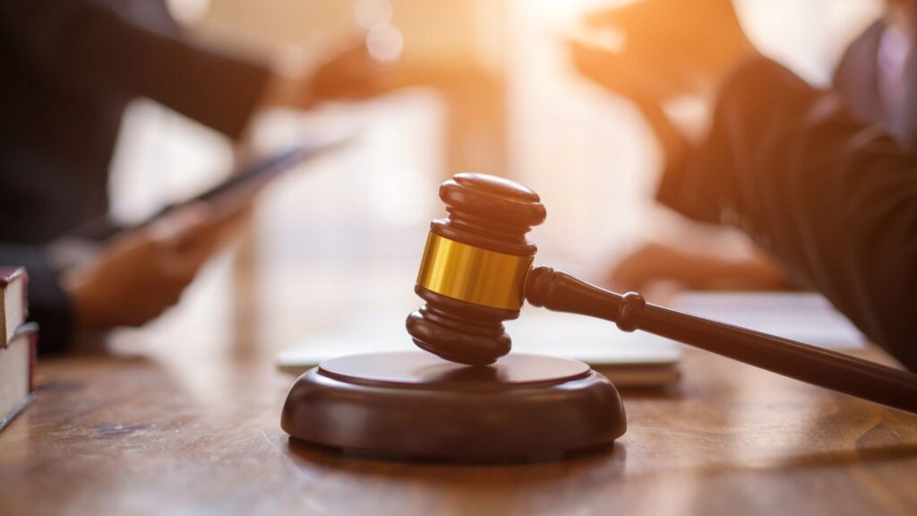 Obrazek przedstawia młotek sędziego